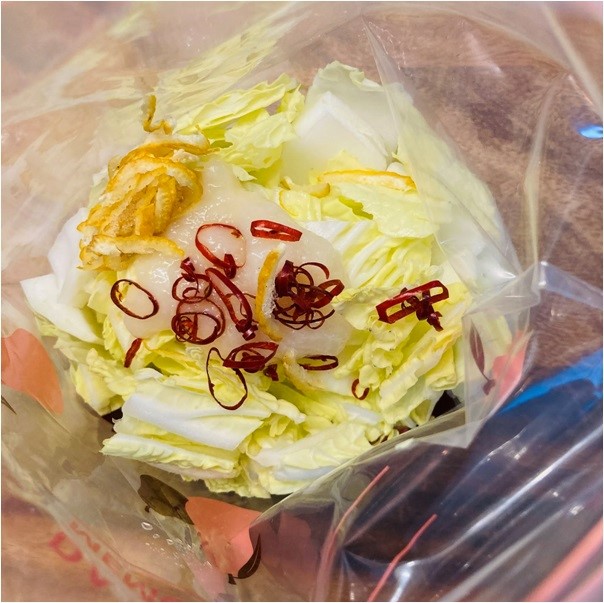 保存袋に、白菜、塩こうじ、ゆずの皮、鷹の爪を入れてよく揉み込みます。