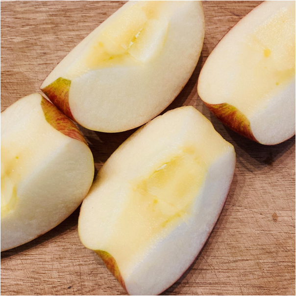 リンゴはきれいに洗い水分を拭き取ったら、皮を剥かずに芯を取ります。