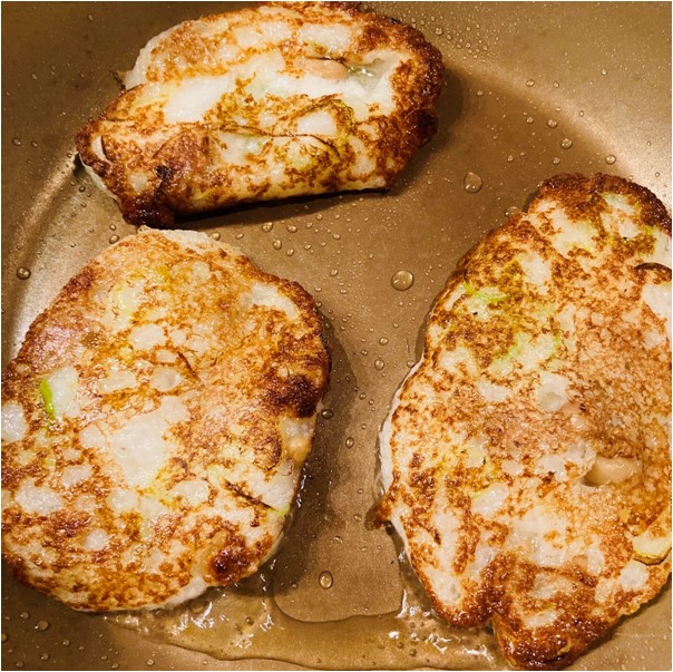 フライパンに米油を熱し、③をスプーンですくってフライパンで両面を焼きます。