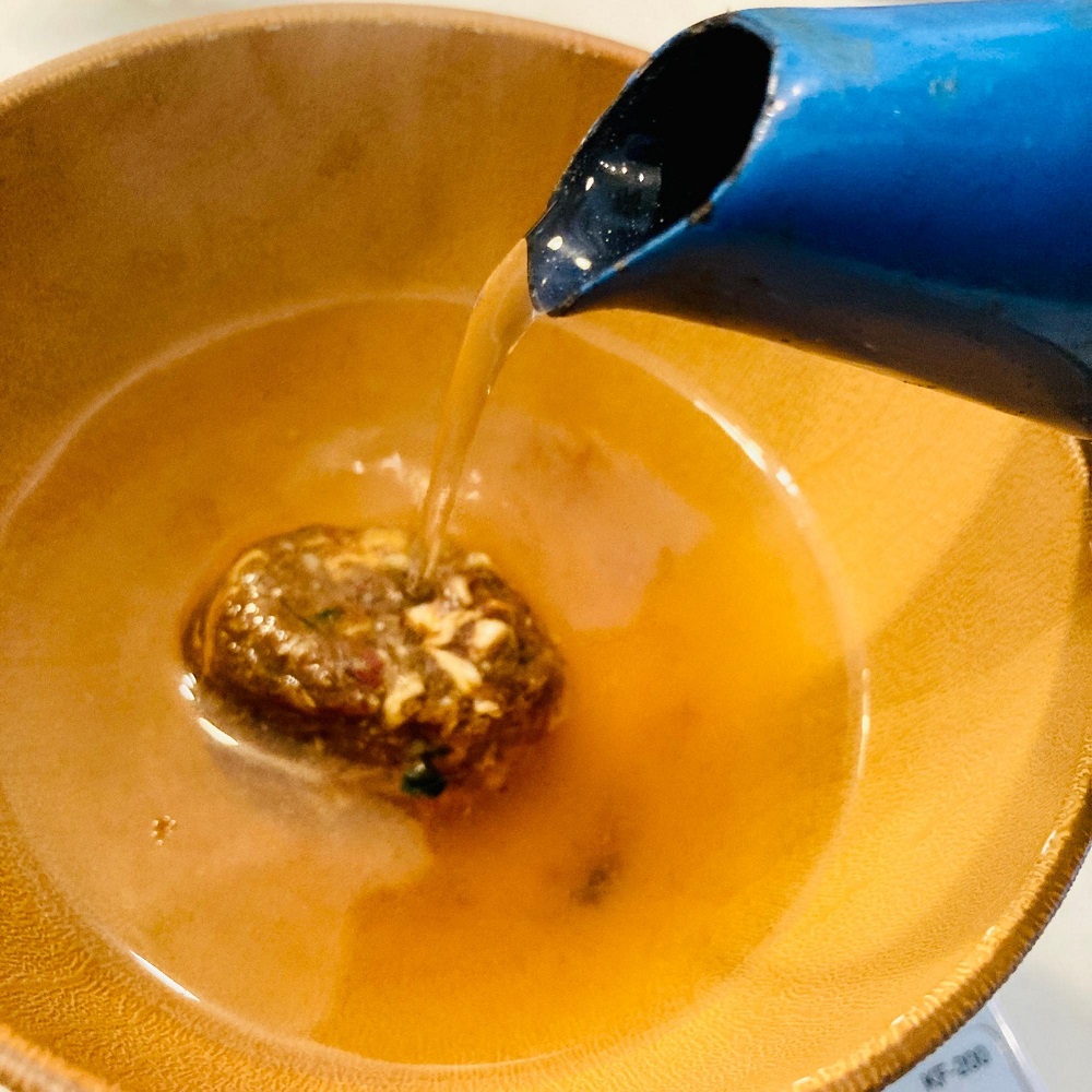 試食してみました♪
お椀にみそ玉1個を入れてお湯を注ぎます。このみそ玉には180mlのお湯が丁度よかったです（味噌や具材によってお湯の量を調整して下さい）
