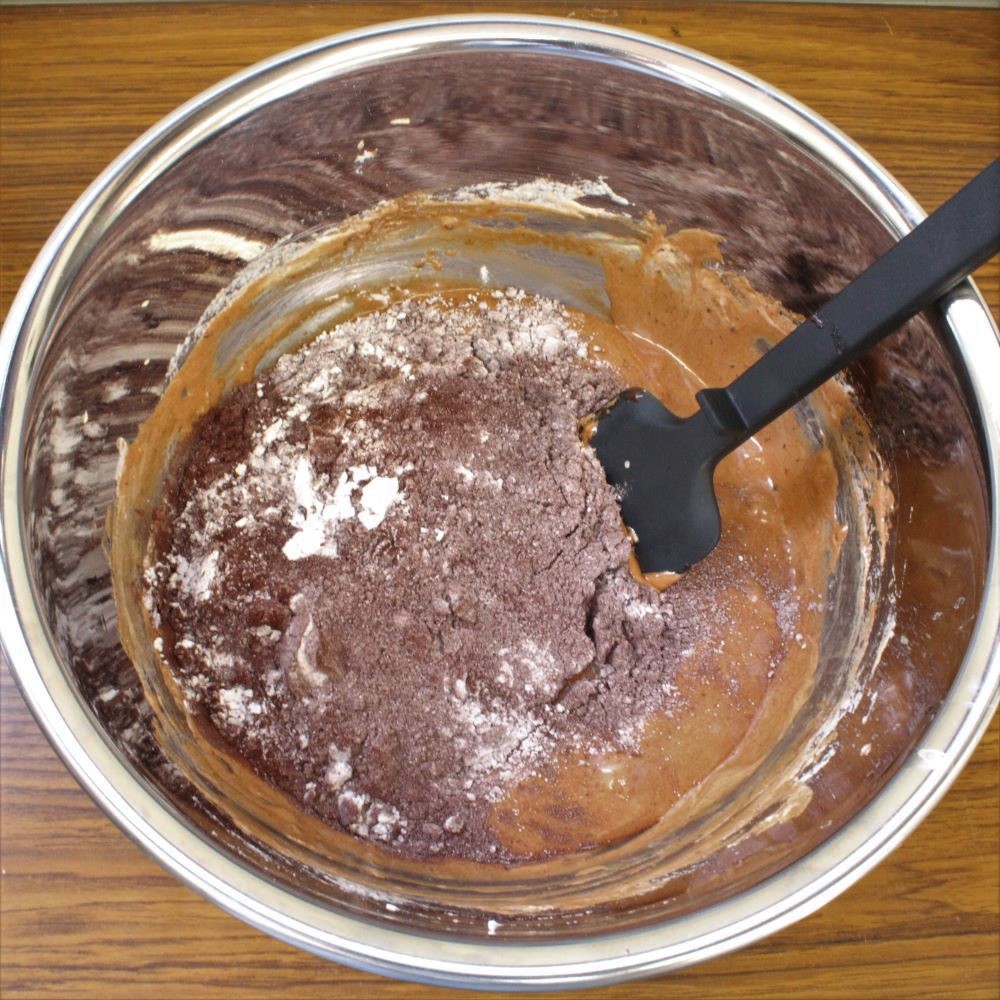 ふるっておいた粉類を加え、粉が少し残る状態でヨーグルトを加え、ゴムベラで切るように混ぜます。