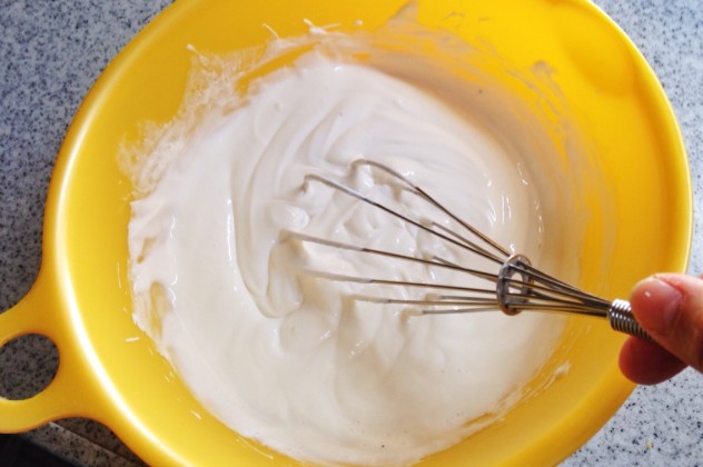 水切りヨーグルト、生クリームを混ぜ、最後に砂糖を入れてしっかり混ぜます。