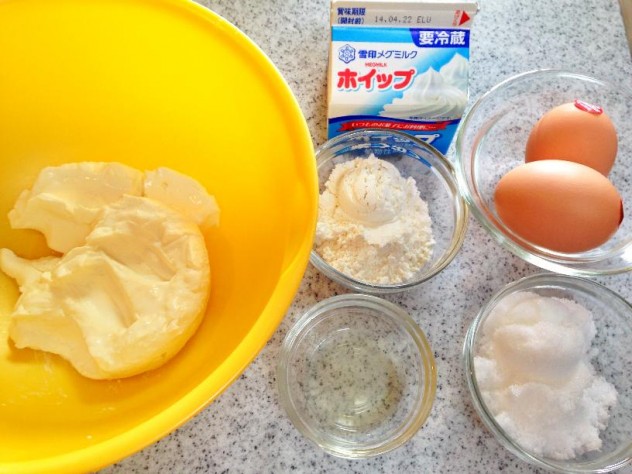 水切りヨーグルトを滑らかになるまで混ぜ、砂糖、小麦粉、卵、レモン汁の順にそれぞれしっかり混ぜ合わせます。
