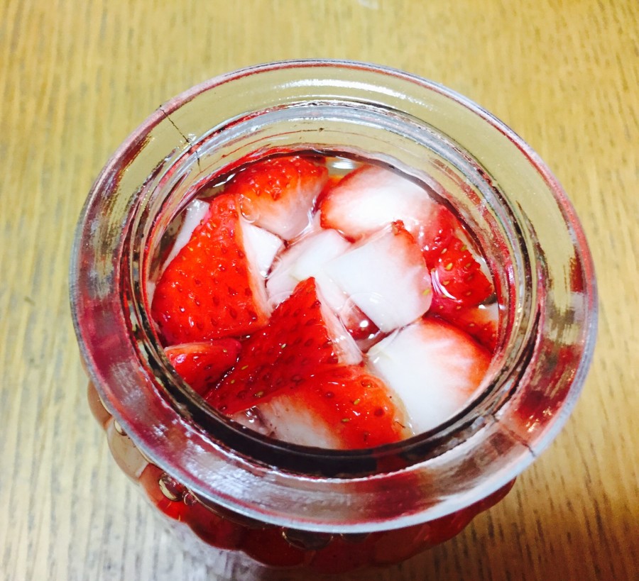 氷砂糖の上からいちごを入れ、最後に酢を入れます。
