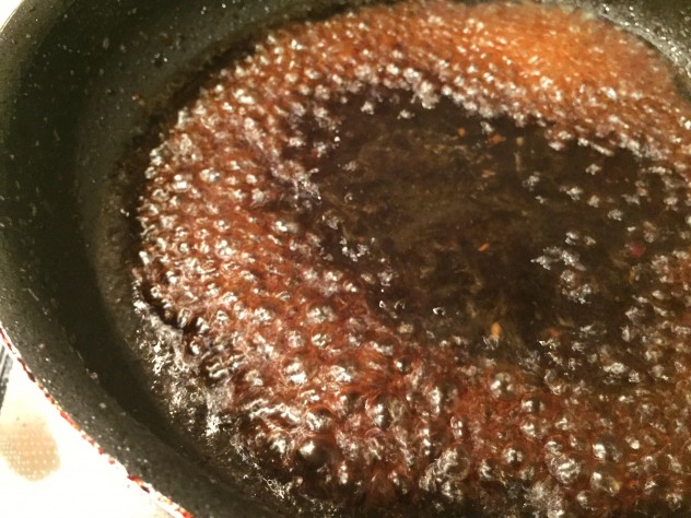 ソースを作ります。
ソースの材料(●)をフライパンに入れ沸騰させます。
