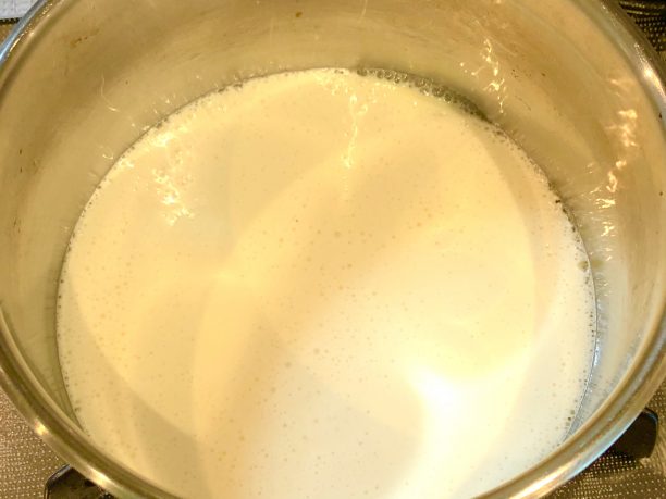 鍋に戻し豆乳を入れて温めます。
