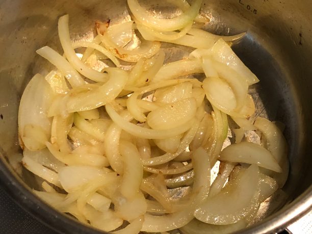 鍋にオリーブオイルをひき中火にかけ、玉ねぎが透き通るまで炒めます。