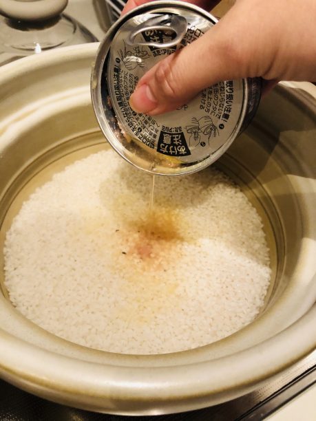 お米を研いで2合分の水を入れた後、サバ缶の汁を入れます。