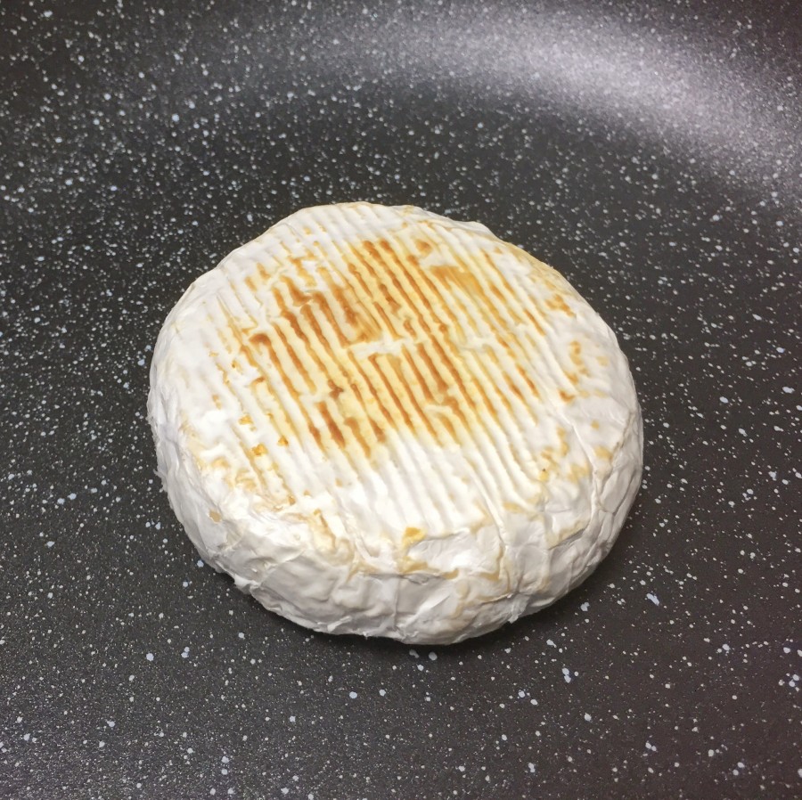 熱したフライパンでカマンベールチーズを片面ずつ焼いていきます。