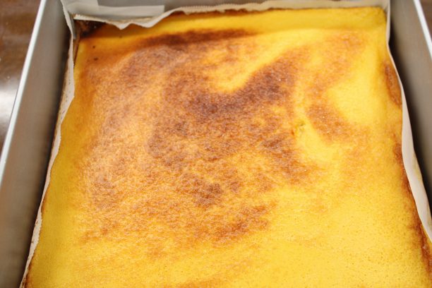 160℃に予熱したオーブンで20分程度、表面にうっすら焼き色がつくまで焼きます。