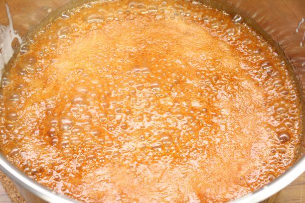 ②の鍋に③の生クリームを少しずつ加え混ぜます。