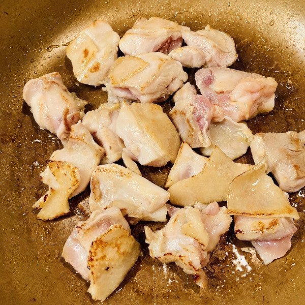フライパンにごま油を熱し、中火で鶏肉を炒めます
