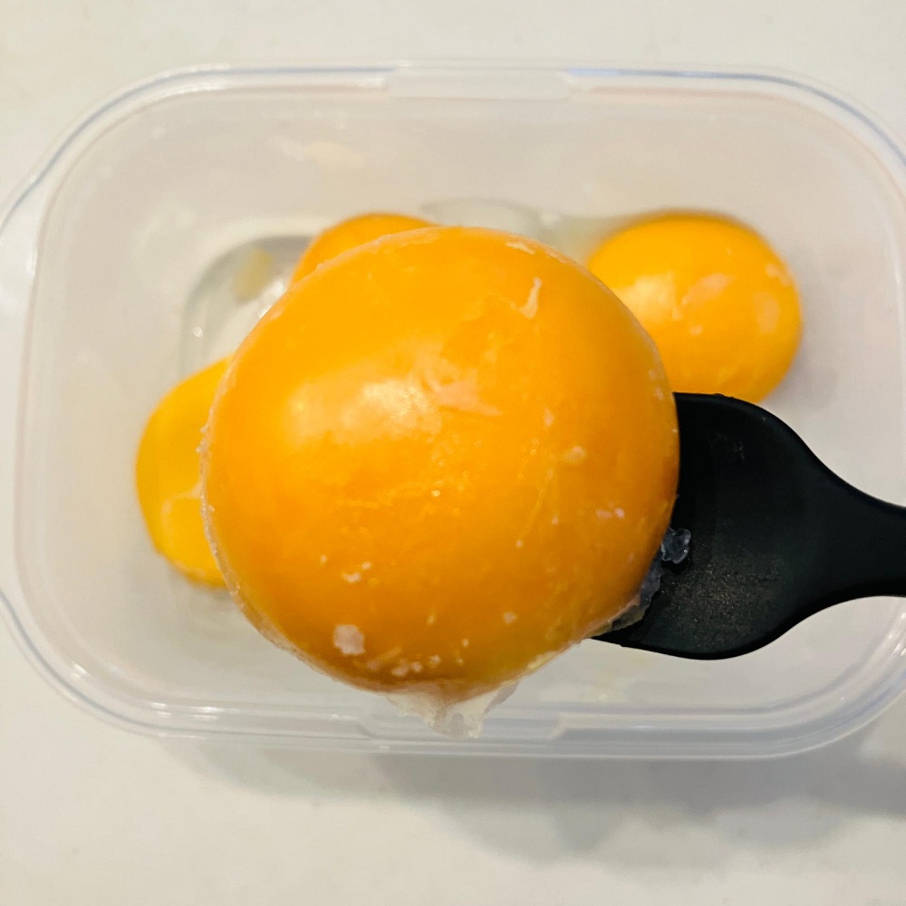 卵黄だけを2時間程冷凍します（卵白は料理に使って下さい）
