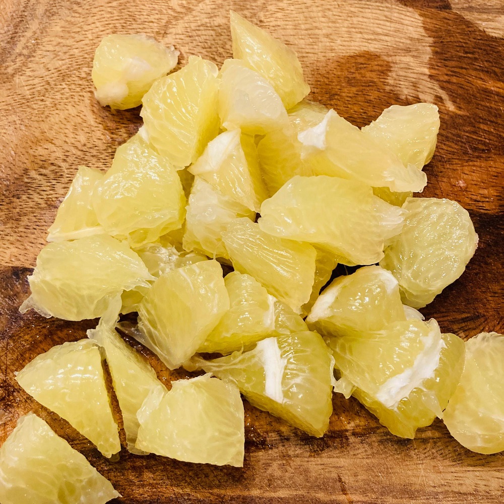 晩白柚（ばんぺいゆ）は皮を剥き、果肉の部分6切れ分を小さく切り分けます
