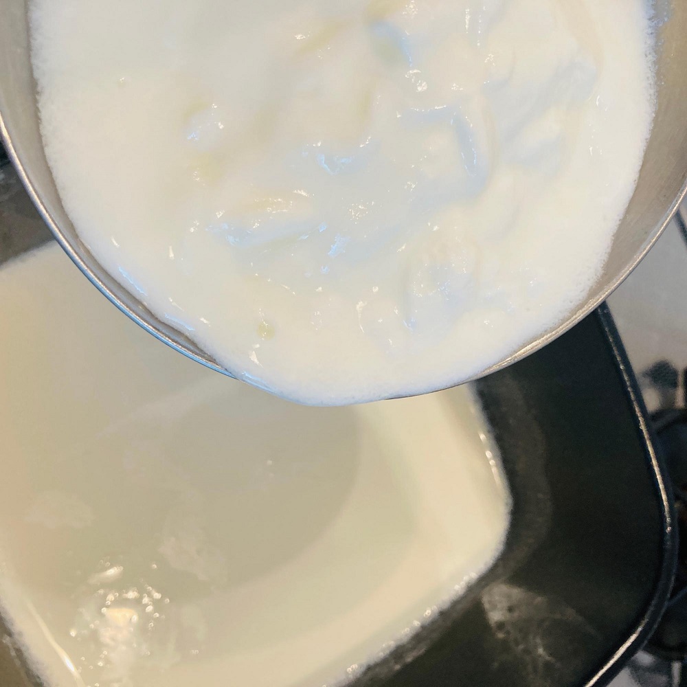 牛乳を鍋で沸騰寸前まで火にかけたら火を止め、ヨーグルトを入れてゆっくりかき混ぜます
