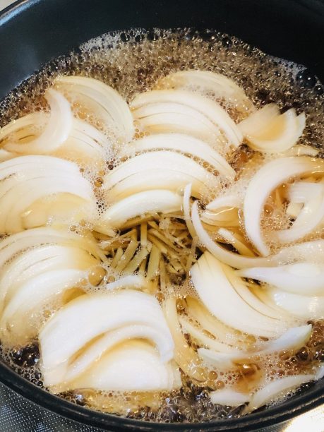 フライパンに味付け調味料(●)、細切りにした生姜、スライスした玉ねぎを入れて、玉ねぎがしんなりするまで火にかけます。