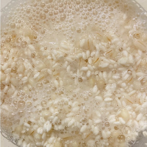 レンジ消毒したヨーグルティアの内容器に、茹でたもち麦、米こうじ、お湯を入れてよく混ぜ合わせます。