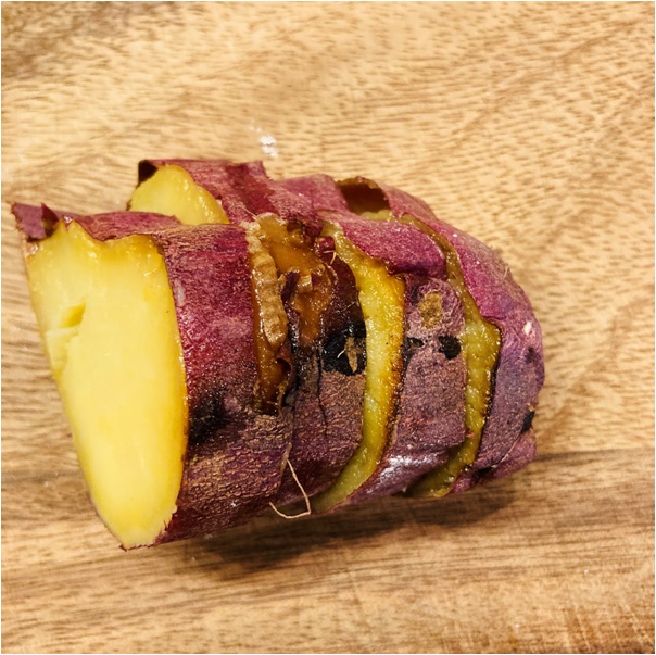 焼き芋はトッピング用の4枚を1cm幅にカットし、その他は皮を剥いて1cm角に切り分けます。