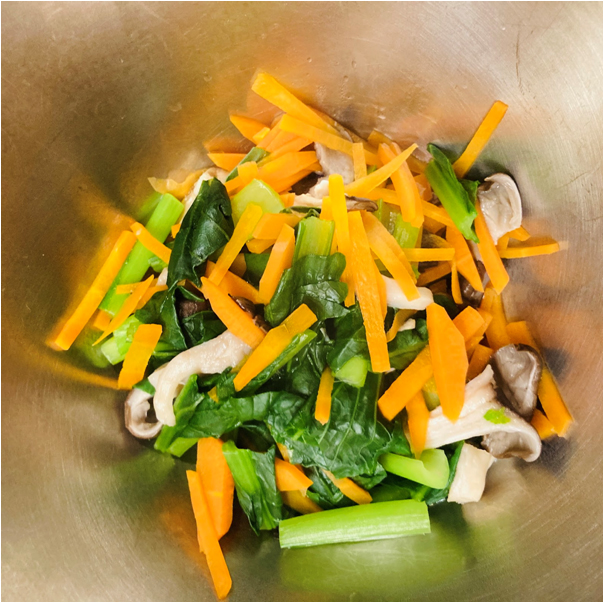 沸騰したお湯で小松菜、人参、ヒラタケを1分程茹でて水分を切ります。