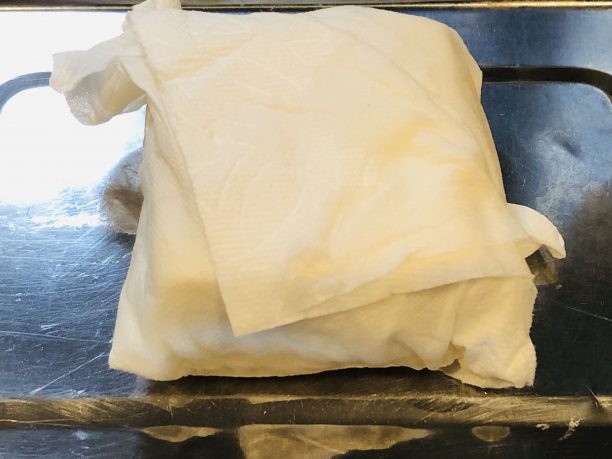 豆腐はキッチンペーパーに包んで重石を乗せて2時間水切りします。