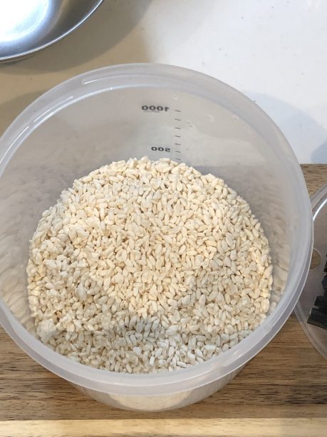 レンジ消毒したヨーグルティアの内容器に、ほぐした米こうじを入れます。