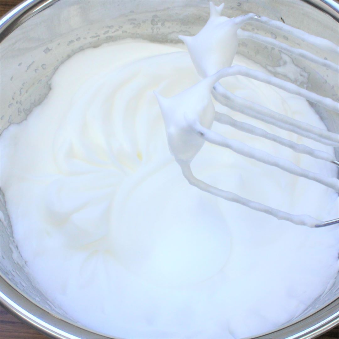 ボウルに卵白を入れ、ハンドミキサーの高速で1分ほど泡だてます。卵白用のグラニュー糖を2回に分けて加え、中速で角が立つくらいまで泡立てます。