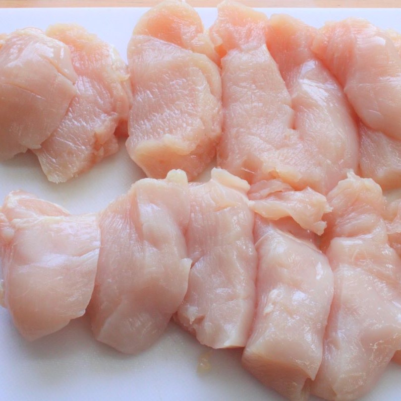 鶏むね肉は皮を取り除き、そぎ切りにします。