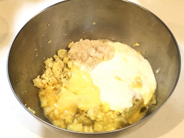 発酵バターはあらかじめ溶かしておき、ボウルに材料を入れて混ぜ合わせます。