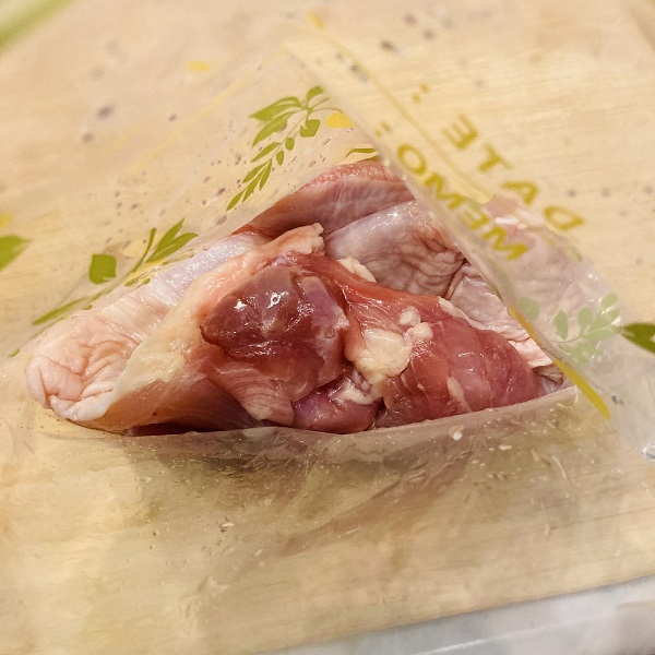 鶏もも肉は液体塩こうじに漬けて30分冷蔵庫で寝かせます