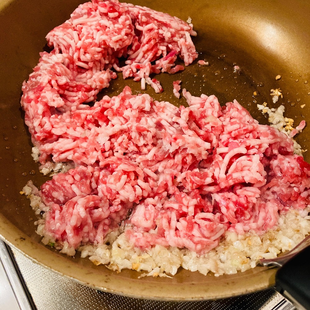 豚ひき肉を入れて炒めます
