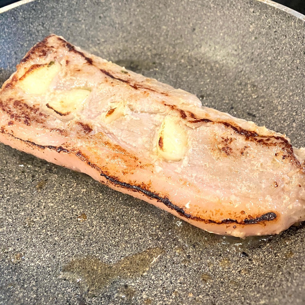 オリーブオイルを熱したフライパンに、常温に戻した豚肉を入れ、全体に焼き色がつくまで加熱します（表面だけ焼き色がつけばOK。中まで火が通ってなくても大丈夫です）
