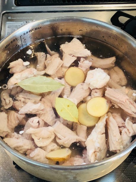 水を入れた鍋に、ボイル豚モツ、しょうがのスライス、ローリエを入れます。