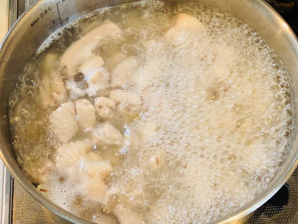 熱湯で茹でこぼし、ザルにあけて水でキレイに洗っておきます。
これを2回繰り返すと臭みがなくなります。