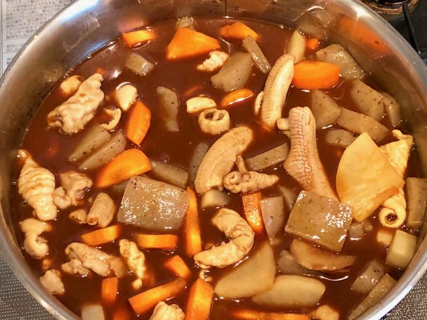 鍋に、味噌、ざらめ、水、酒、みりん、しょうがを入れてよく混ぜ、モツ、人参、大根、こんにゃくを入れます。