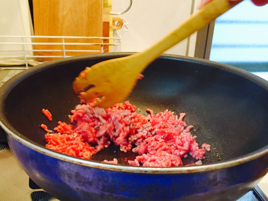 挽肉を炒め、色が変わったらもやしを入れて炒めます。
