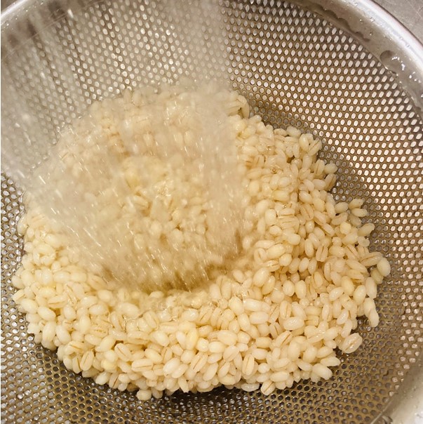 ザルに上げて流水で洗い水切りします。（もち麦は茹でると3倍に膨らみます）