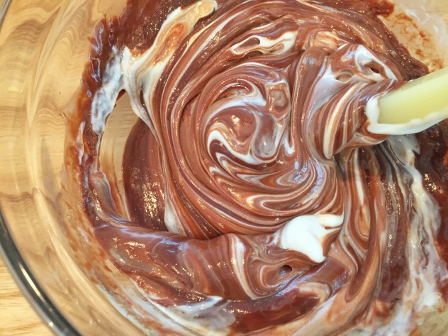 チョコレートが溶けたらヨーグルトを少しずつ加えてまぜます。
