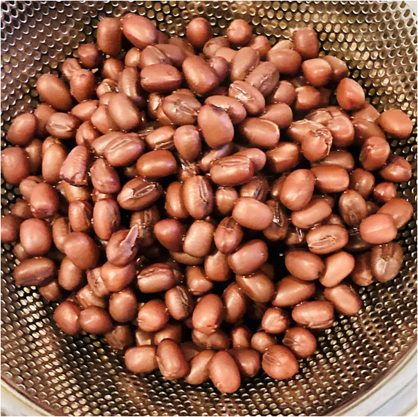 ザルで濾して小豆は取り出し、小豆紅茶と小豆は別々に冷蔵庫で保存します。