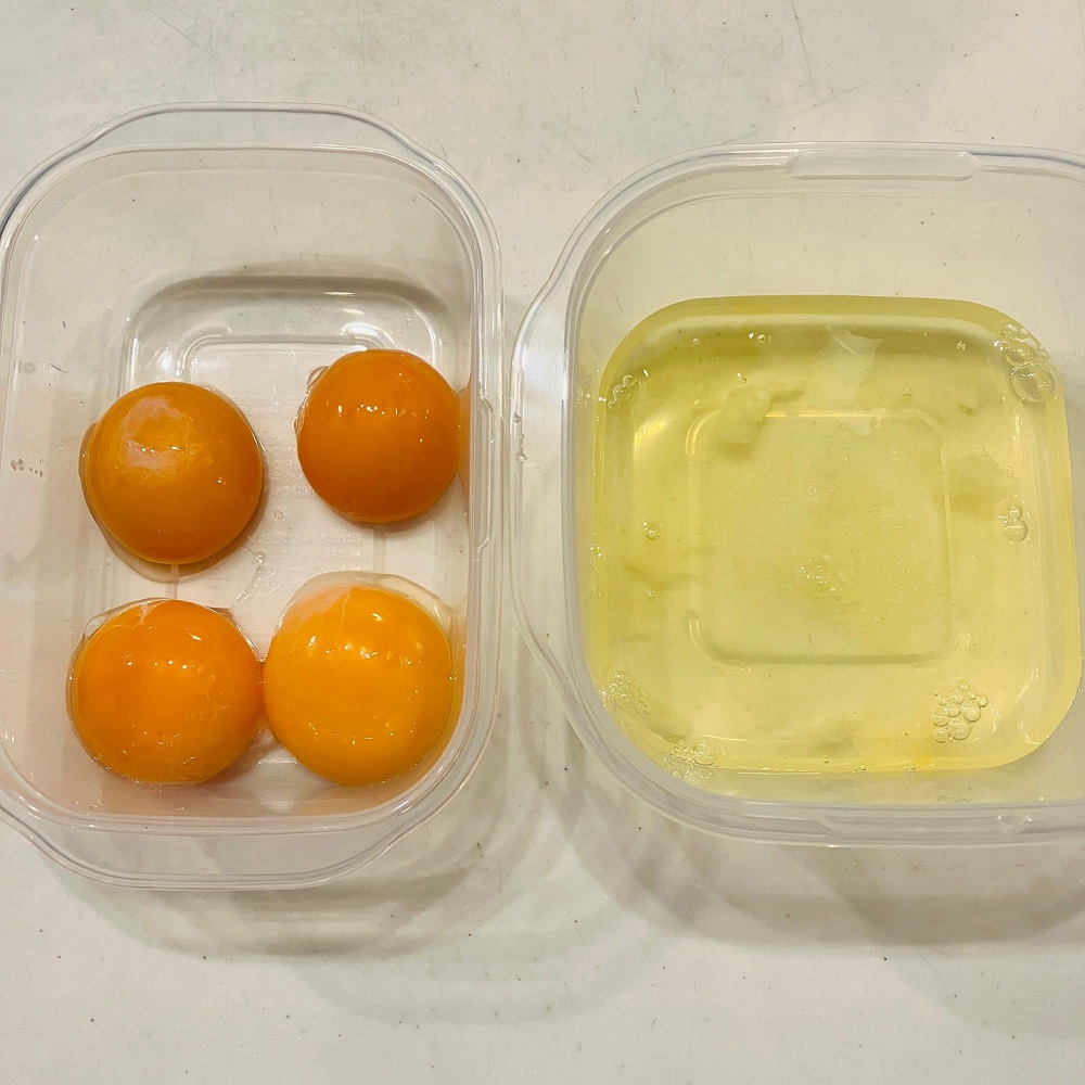 卵を割り、卵白と卵黄に分けます
