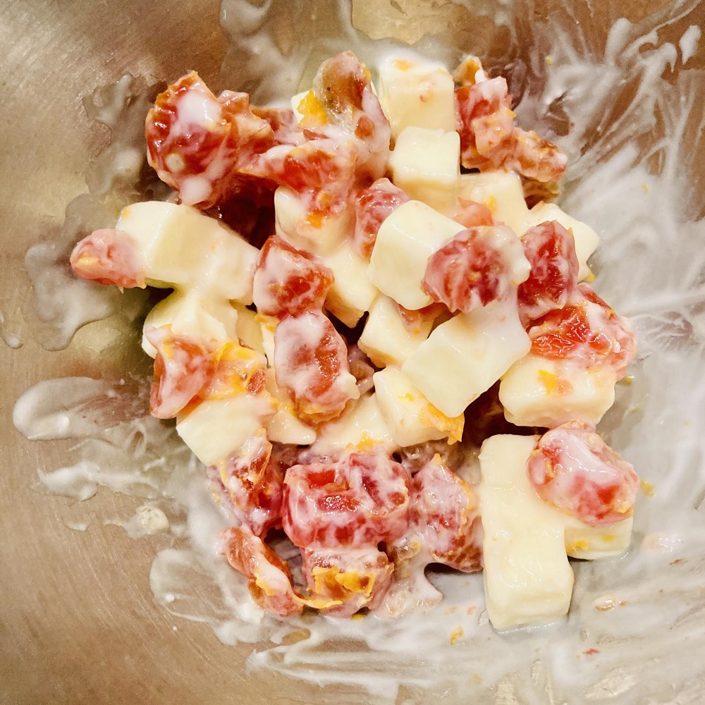 戻したトマトとチーズを小さく切り分け混ぜ合わせます
