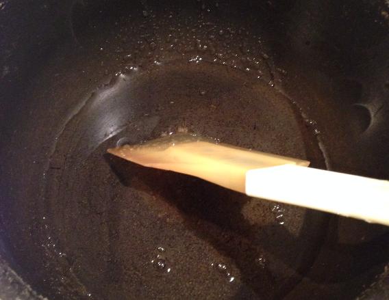 粉ゼラチンと水を弱火の鍋に入れてよく溶かします。