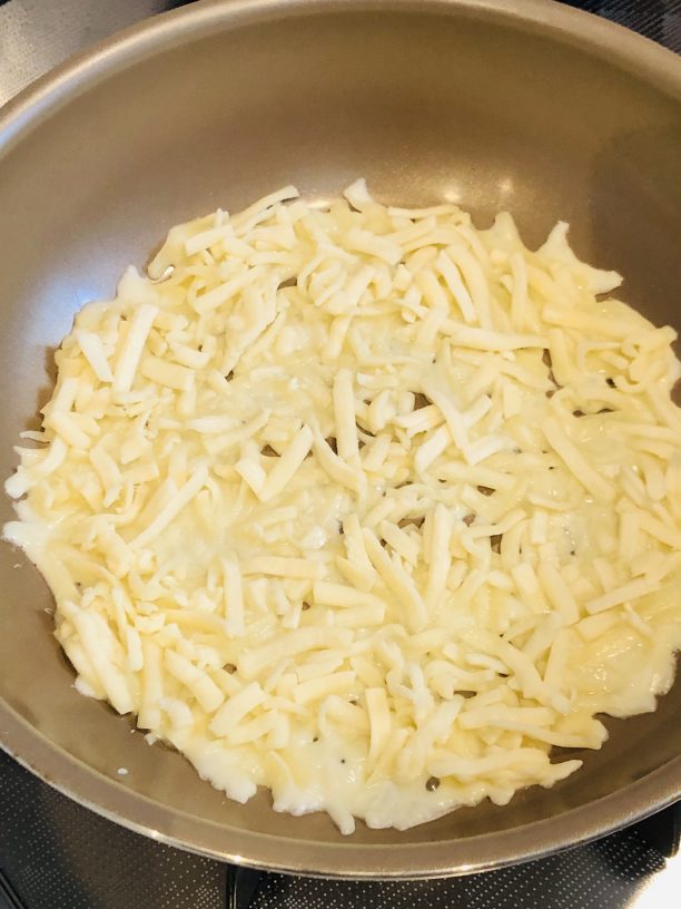 フライパンにチーズをひきます。