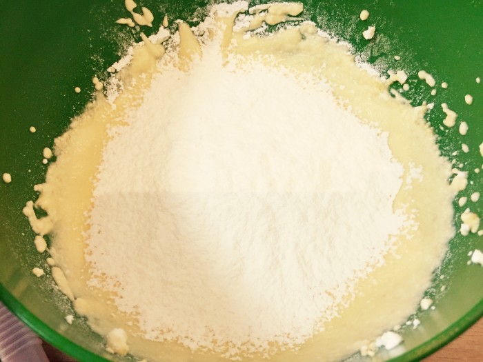 卵黄、砂糖40g、カッテージチーズ、レモン汁小1をよく混ぜて、ふるった薄力粉20gを加えて混ぜ合わせます。