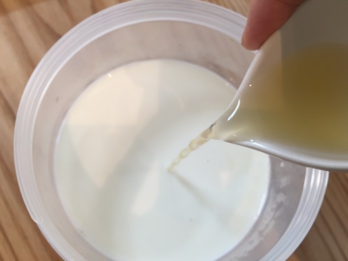 牛乳600ccをホットミルク程度に温め、レモン汁大3を加えて混ぜます。

