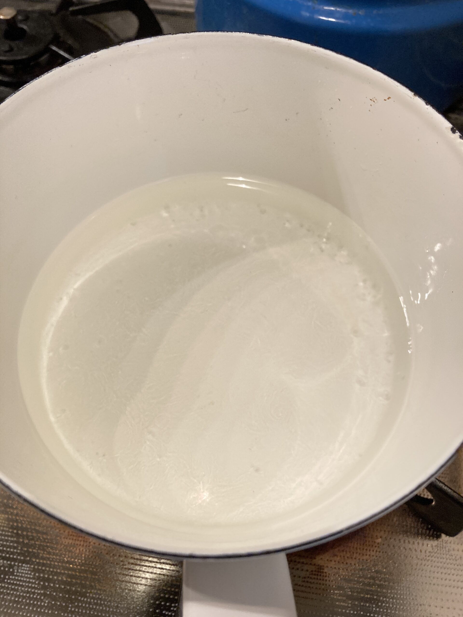 鍋に砂糖と水を入れ、砂糖が溶けるまで加熱します