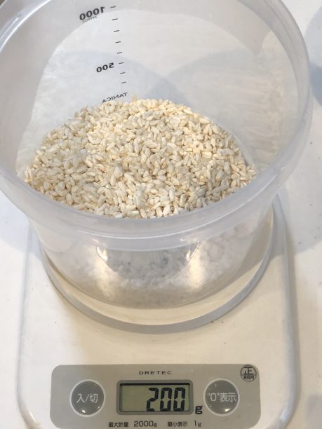 レンジ消毒した内容器に、乾燥米こうじを入れます。