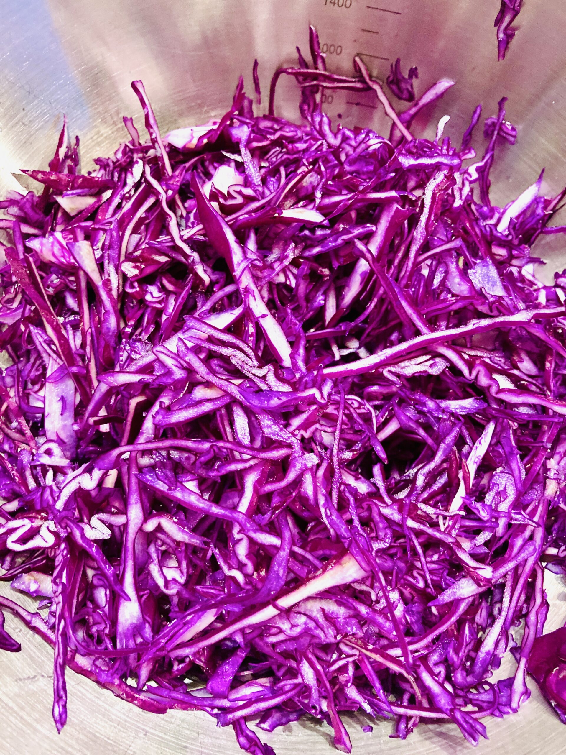 紫キャベツは千切りにし、ボウルに入れて塩を入れてもみ込んだら5分ほど置いて水分を絞る