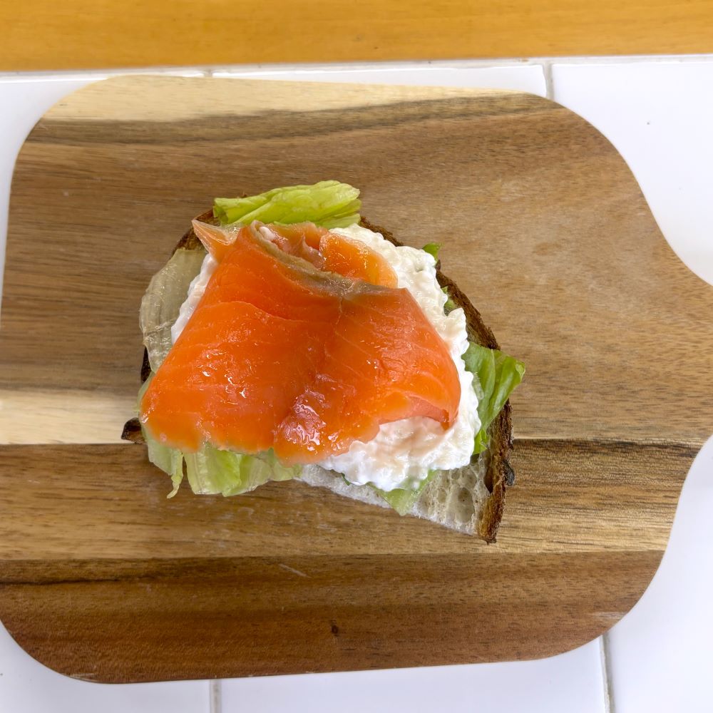 レタスの上に味付けした水切り甘酒ヨーグルトをのせて、スモークサーモンをその上にのせます。