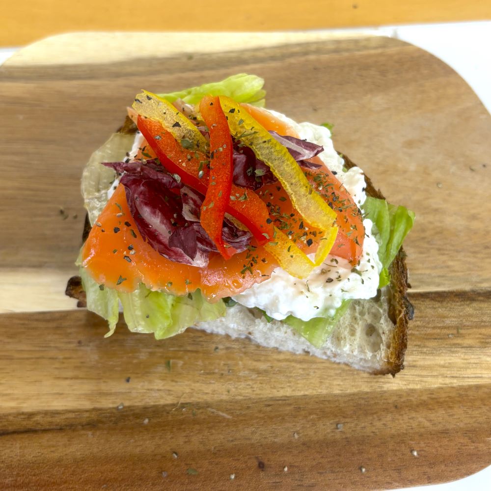 切ったパプリカをのせ、ブラックペッパーとパセリを振ります。