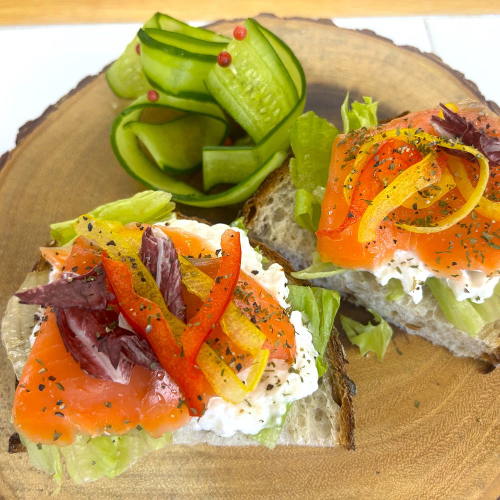 皿にのせ、氷水に浸けていたきゅうりの水気をしっかり切って盛り付けてピンクペッパーを飾って完成です。